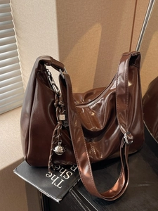 Large Capacity PU Leather Hobo Bag For Women Casual Pleated Shoulder Bag Commuting Tote Bag With Decorative Pendant
