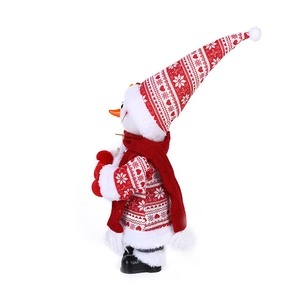 Pupazzo di neve natalizio in peluche con sciarpa rossa e maglione a maglia per casa