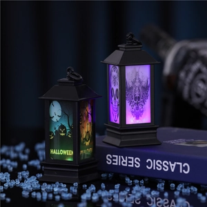 Detail van Halloween LED lantaarns met pompoen en schedel op klassieke boeken