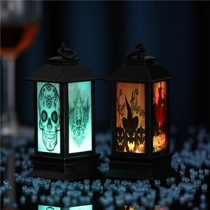 Detail van Halloween LED-lantaarns met schedel- en pompoenontwerpen in groen en oranje licht