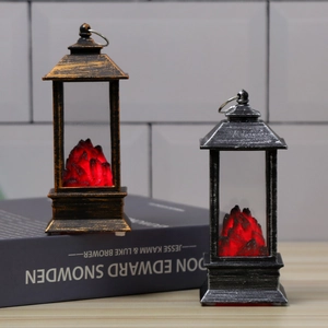 Lanterna natalizia vintage con paesaggio montano luminoso in design bronzo e argento antico
