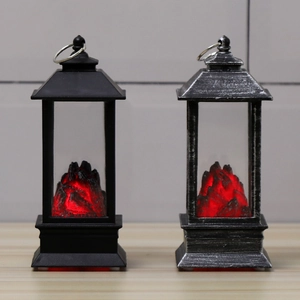 Dettaglio di lanterne decorative vintage con effetto fuoco di carbone a LED