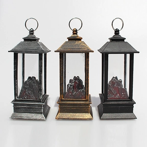 Tre lanterne vintage in argento, bronzo e nero con effetto realistico del fuoco a carbone