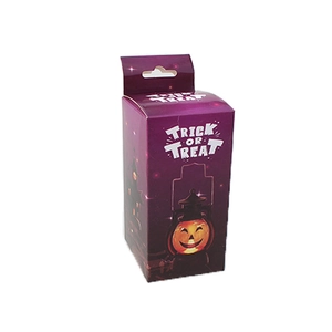 Violette Halloween-Geschenkbox mit Text TRICK OR TREAT und leuchtendem Kürbis-Design
