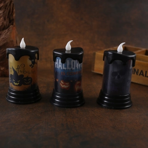 Dettaglio di tre candele LED di Halloween con motivi a zucca, strega e teschio