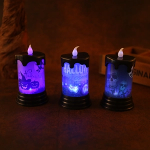 Vista dettagliata delle candele LED di Halloween con stampe di zucche e teschi
