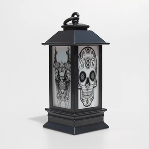 Lanterna decorativa di Halloween nera con motivo di teschio gotico e anello di sospensione
