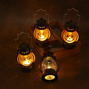 Halloween LED Laternen Set mit Kürbis und Spinnennetz auf dunklem strukturiertem Hintergrund