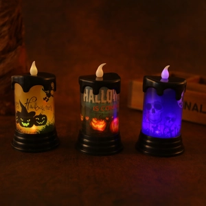 Dettaglio di tre candele LED di Halloween con motivi di zucca e strega luminosi