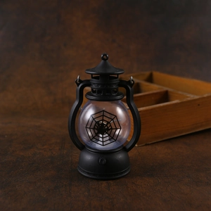 Detailansicht einer Vintage-Halloween-Laterne mit Spinnennetz-Motiv und LED-Licht