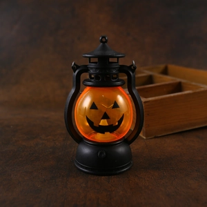 Detail der Halloween-Kürbis-Laterne mit schwarzem Vintage-Rahmen und LED-Kern