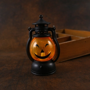 Halloween Kürbis-Laterne mit LED-Licht und Griff auf rustikalem Holzhintergrund