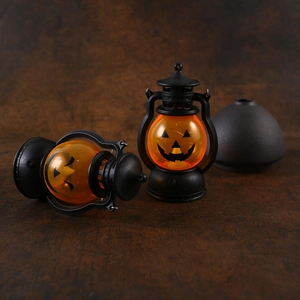 Detailansicht von Vintage Halloween Kürbis-Laternen mit leuchtenden LED Kürbis-Gesichtern