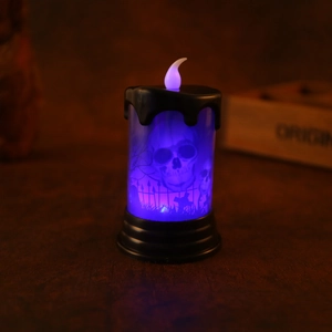 Dettaglio di una candela LED di Halloween con teschi e luce blu per decorazione