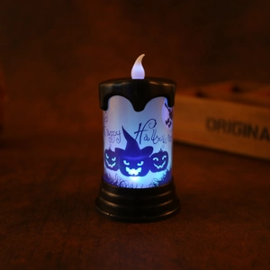 Dettaglio candela LED per Halloween con luce blu e stampa di zucca Happy Halloween