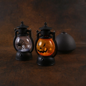 Detail von Halloween-LED-Laternen mit Spinnennetz und Kürbisdesign auf Ledertextur