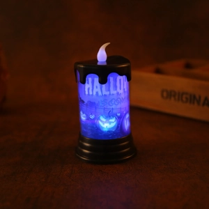 Dettaglio candela LED blu di Halloween con motivo a zucca su una scatola di legno retrò