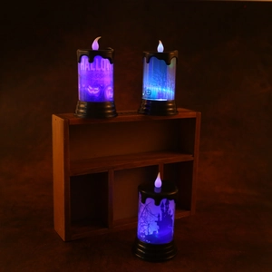 Dettaglio di tre candele LED di Halloween con luce blu e sagome a tema spaventoso
