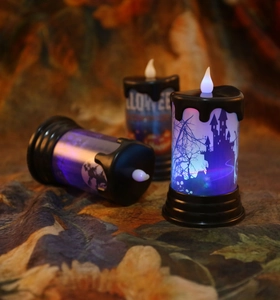 Dettaglio di candele LED viola di Halloween con sagome di castelli e base nera