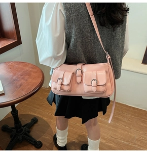 Detail der rosa Lackleder-Pillow-Bag mit zwei Fronttaschen und silbernen Schnallen