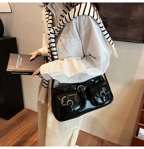 Klassische schwarze Schultertasche aus Kunstleder mit zwei Vordertaschen und Schnallen