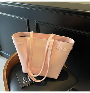 Detail of pink PU leather tote bag featuring Noronoro logo and adjustable side straps