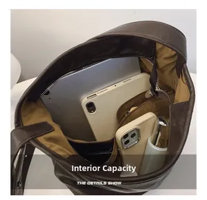 Capacité interne du sac seau marron foncé avec espace pour ordinateur et mobile