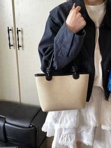 Sac fourre-tout en paille pour femme avec finitions noires et nœud élégant