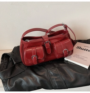 Detailaufnahme der glänzenden roten Kissen-Tasche mit silbernen Schnallentaschen