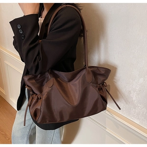 Sac fourre-tout en nylon marron foncé avec détails de cordon pour le quotidien