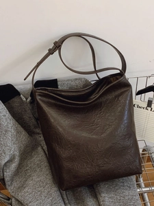 Sac seau vintage plissé en cuir froissé café avec bandoulière réglable élégante
