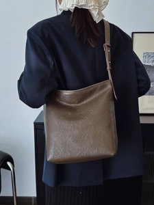 Sac seau hobo marron en cuir plissé avec bandoulière réglable et logo de mode embossé