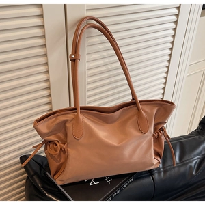 Détail du sac cabas caramel montrant les cordons de serrage et le grain du cuir luxueux