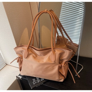 Détail du grand sac cabas en nylon camel avec cordons de serrage et poignées en cuir