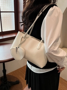 Sac à Épaule en Cuir PU Brillant Vintage pour Femmes Sac Cabas sous le Bras Grande Capacité Et Pendentif en Cœur Mode