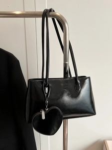 Sac à bandoulière en cuir verni noir minimaliste avec porte-monnaie en forme de cœur