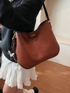 Große dunkelbraune Vintage-Einkaufstasche mit Golddrehverschluss und Pferdeanhänger