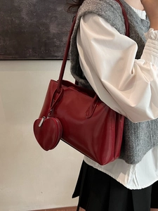 Sac sous le bras minimaliste en cuir rouge foncé brillant avec pochette coeur assortie