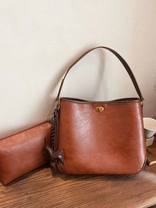 Braune Vintage-Leder-Einkaufstasche Set mit Metallschloss und süßem Hund-Schlüsselanhänger