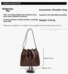 Vue détaillée du grand sac seau plissé marron foncé avec pompons et dimensions