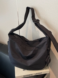 Large capacity black canvas crossbody dumpling bag for women with adjustable strap