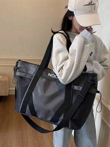 Bolso de viaje grande gris oscuro con bolsillo lateral de malla y correa ajustable