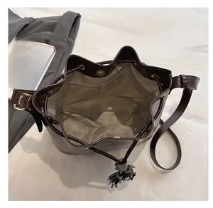 Détail de l'intérieur d'un sac seau marron avec doublure grise et poche zippée