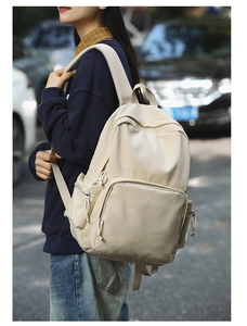 Beigefarbener minimalistischer Rucksack mit großer Fronttasche und Seitentaschen