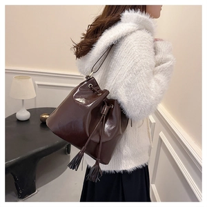 Détails du sac seau en cuir marron foncé brillant avec cordon de serrage à franges chic