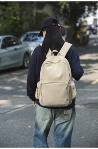 Rückansicht eines cremeweißen Nylon-Rucksacks mit großem Fassungsvermögen und Reißverschlüssen