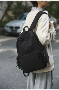 Nahaufnahme eines schwarzen minimalistischen Laptop-Rucksacks aus Canvas mit Seitenansicht