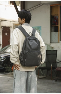 Details des dunkelgrauen Laptop-Rucksacks mit vielen Taschen am Stadtmodell