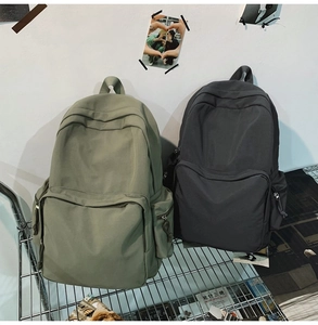 Detail von armee-grünen und grauen Nylon-Rucksäcken mit großem Fassungsvermögen im Regal