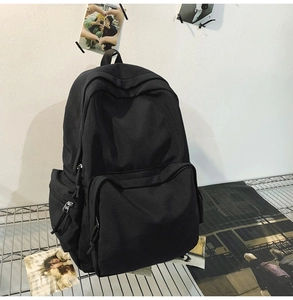 Details vom minimalistischen schwarzen Laptop-Rucksack auf einem Metallregal mit viel Platz